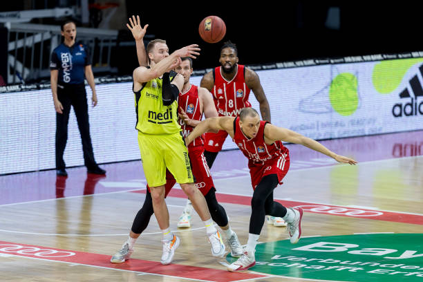 在马赛与尤文达成协议后，小维阿已抵达马赛.